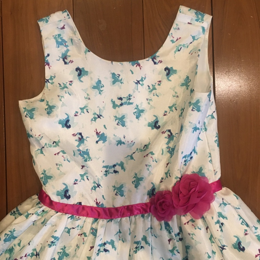 Summer dress with flowers - Picture 2 of 8